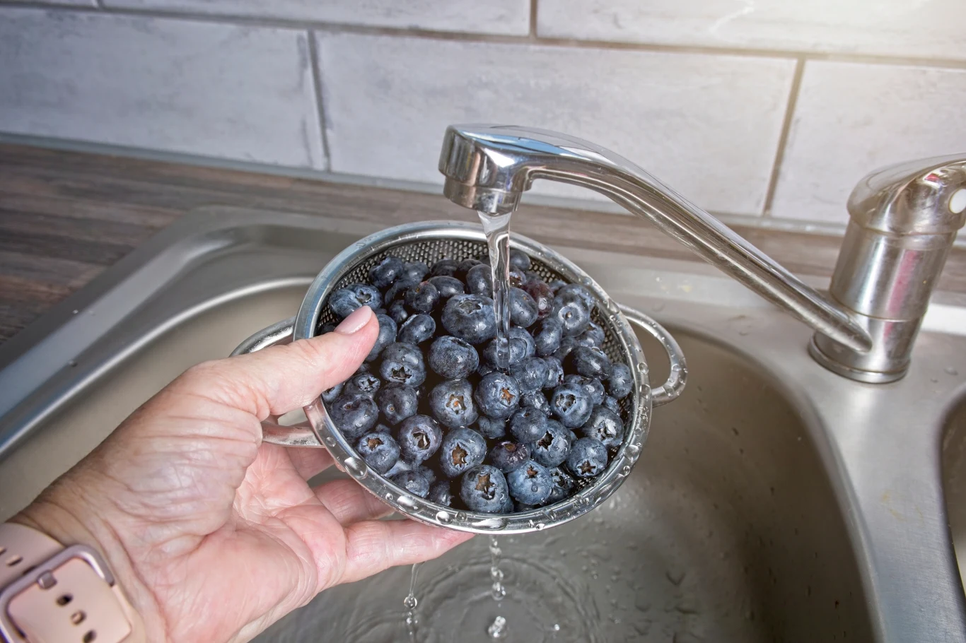 Jak szybko i prawidłowo umyć borówki?
