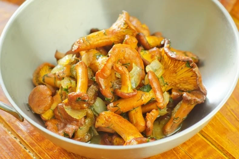 Bób ze smażonymi kurkami to sycące połączenie Bób ze smażonymi kurkami to sycące połączenie