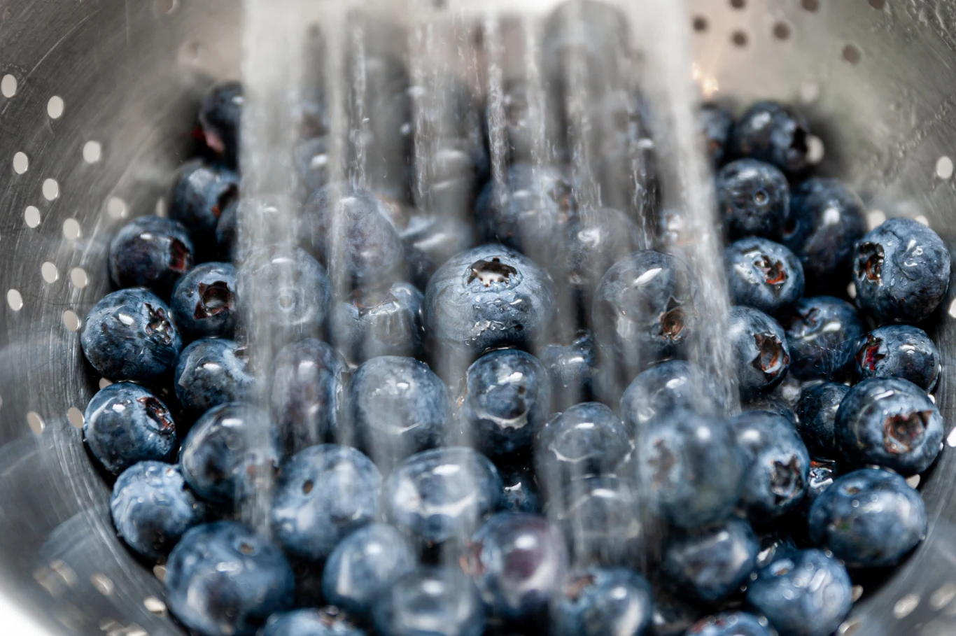 Borówki najlepiej myć na durszlaku pod zimną i bieżącą wodą.