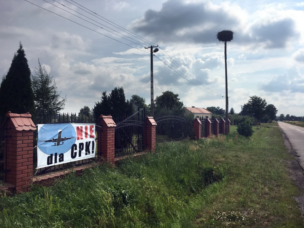 Mieszkańcy terenów pod CPK czują się oszukani. Zamierzają walczyć o swoją ziemię 