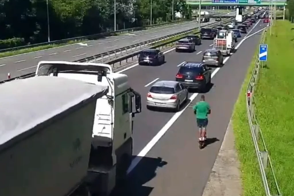 Pijany jechał hulajnogą po autostradzie A6. Policjanci surowo go ukarali