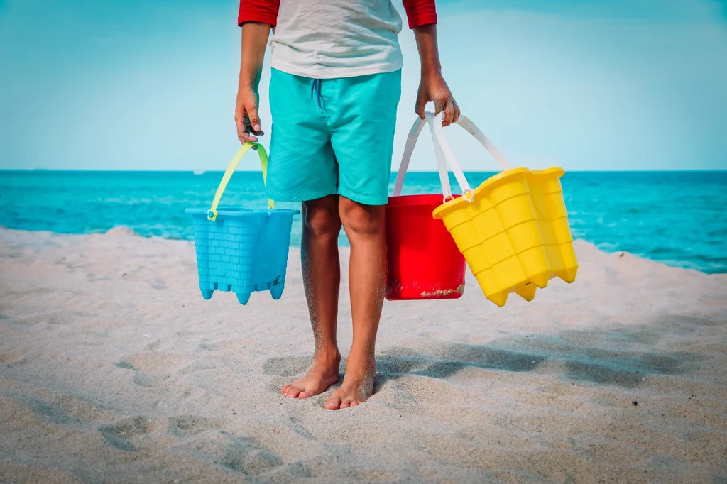 Wiadro na plaży przyda się nie tylko do zabawy