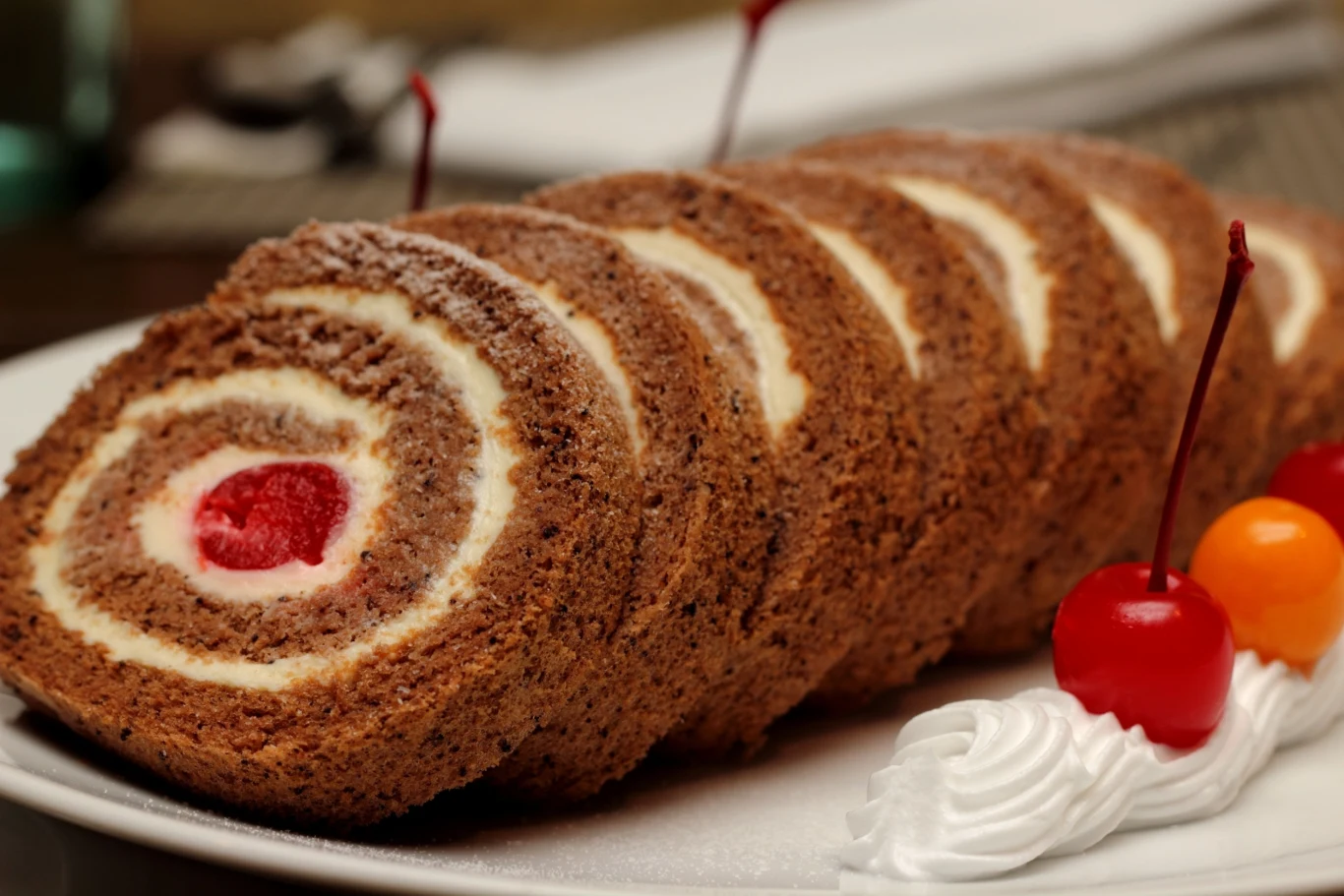 Oczy Marioli to pyszna rolada z owocem schowanym w środku Oczy Marioli to pyszna rolada z owocem schowanym w środku