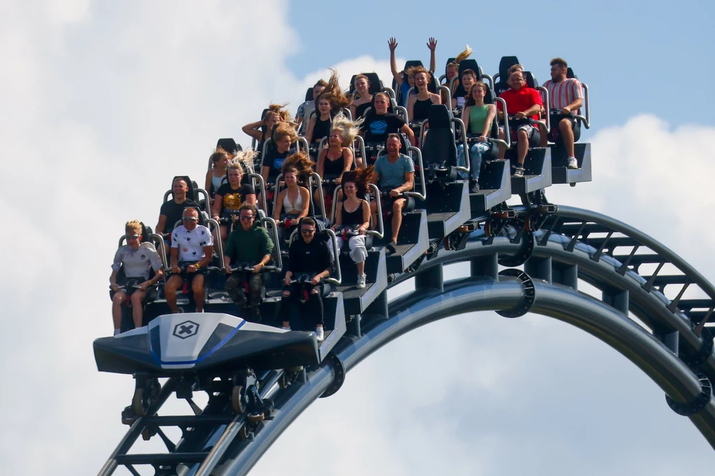 Energylandia to największy park rozrywki w Polsce z licznymi rollercoasterami, w tym Hyperionem.