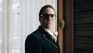 Daniel Bruhl w serialu "Becoming Karl Lagerfeld"