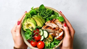 Dieta pegańska zakłada, że na talerzu 75 proc. miejsca powinny zajmować warzywa i owoce o niskim indeksie glikemicznym, a pozostałe 25 procent - chude mięso lub ryby