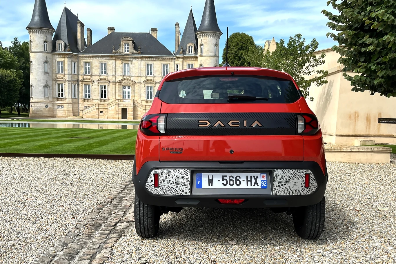 Zarówno przedni, jak i tylny zderzak można udekorować opcjonalnymi naklejkami z wybranym motywem graficznym.