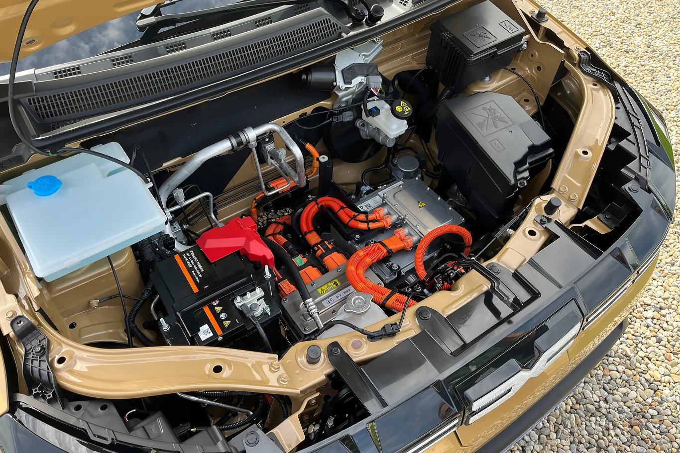 Dacia Spring po zmianach debiutuje w dwóch wariantach o mocach 45 KM i 65 KM. 