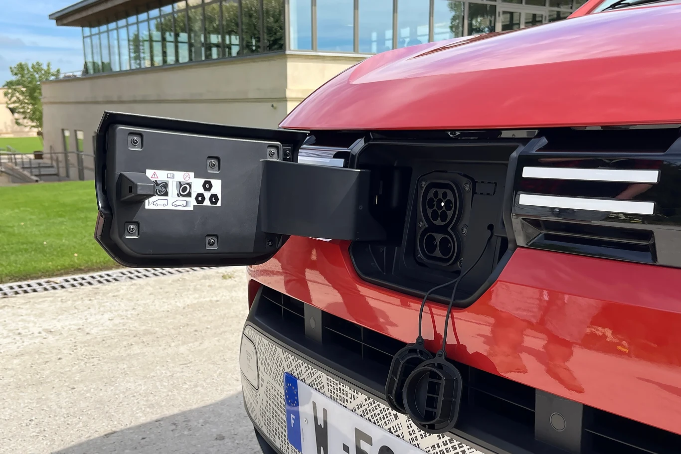 dotacja do zakupu lub leasingu nowego samochodu elektrycznego może wynieść nawet do 40 tys. zł