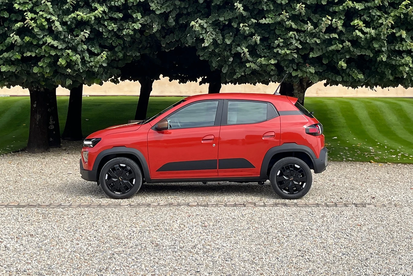 370 cm długości, 176 cm szerokości i 152 cm wysokości.