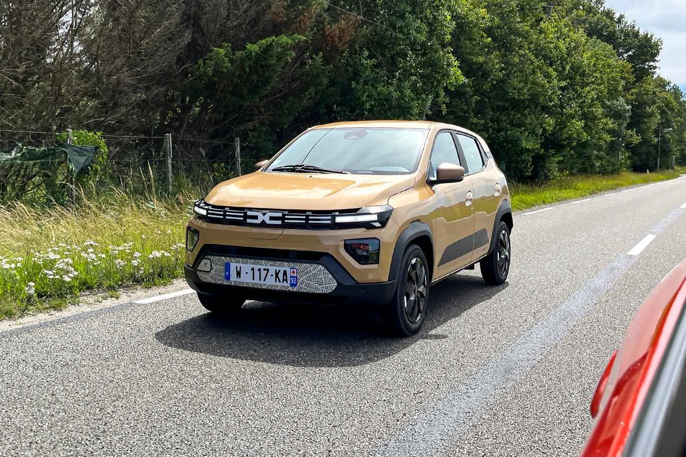 Dacia Spring dosłownie wystrzeliwuje spod świateł. Potem jest gorzej. 