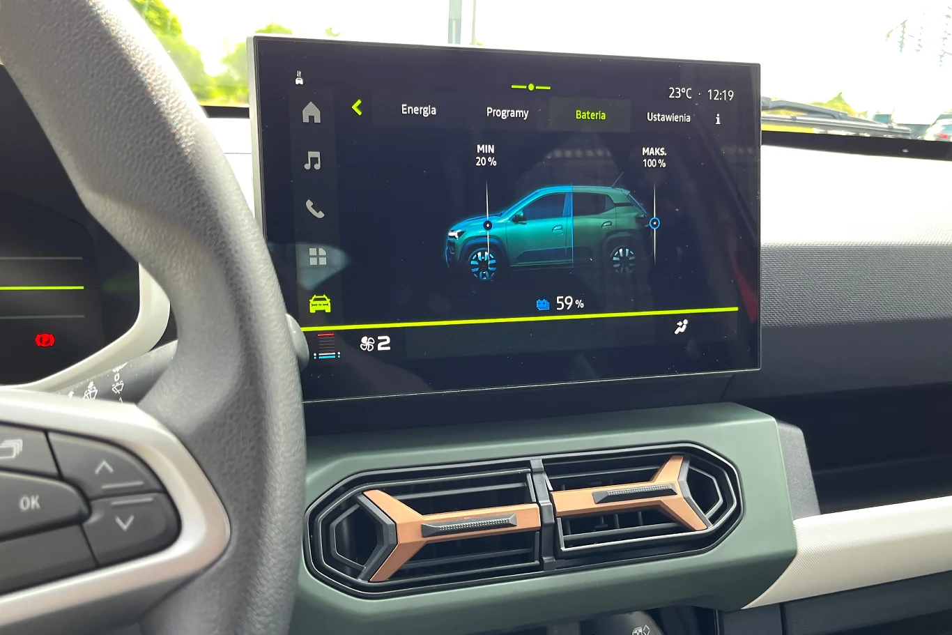 10-calowy ekran systemu multimedialnego działa stosunkowo szybko i sprawnie. 