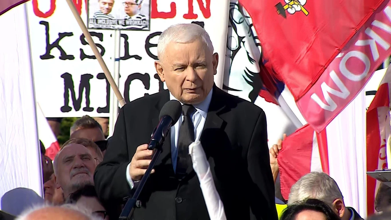 Jarosław Kaczyński na proteście przed Sejmem Jarosław Kaczyński na proteście przed Sejmem