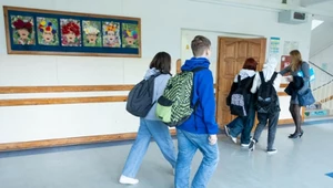Jest nowy sondaż. W tle wyjazdy dzieci w trakcie szkoły