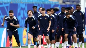 Olivier Giroud (pierwszy z lewej) podczas treningu reprezentacji Francji