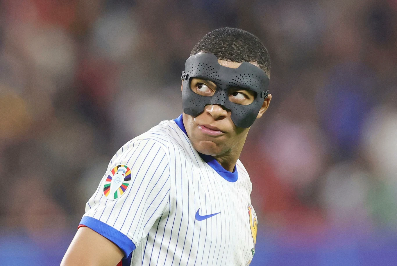 Kylian Mbappe po złamaniu nosa musiał grać w specjalnej masce. Porzucił ją dopiero na półfinał