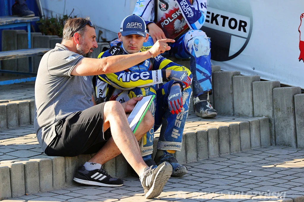Trener kadry Rafał Dobrucki w rozmowie z Kacprem Łobodzińskim. Trener kadry Rafał Dobrucki w rozmowie z Kacprem Łobodzińskim.