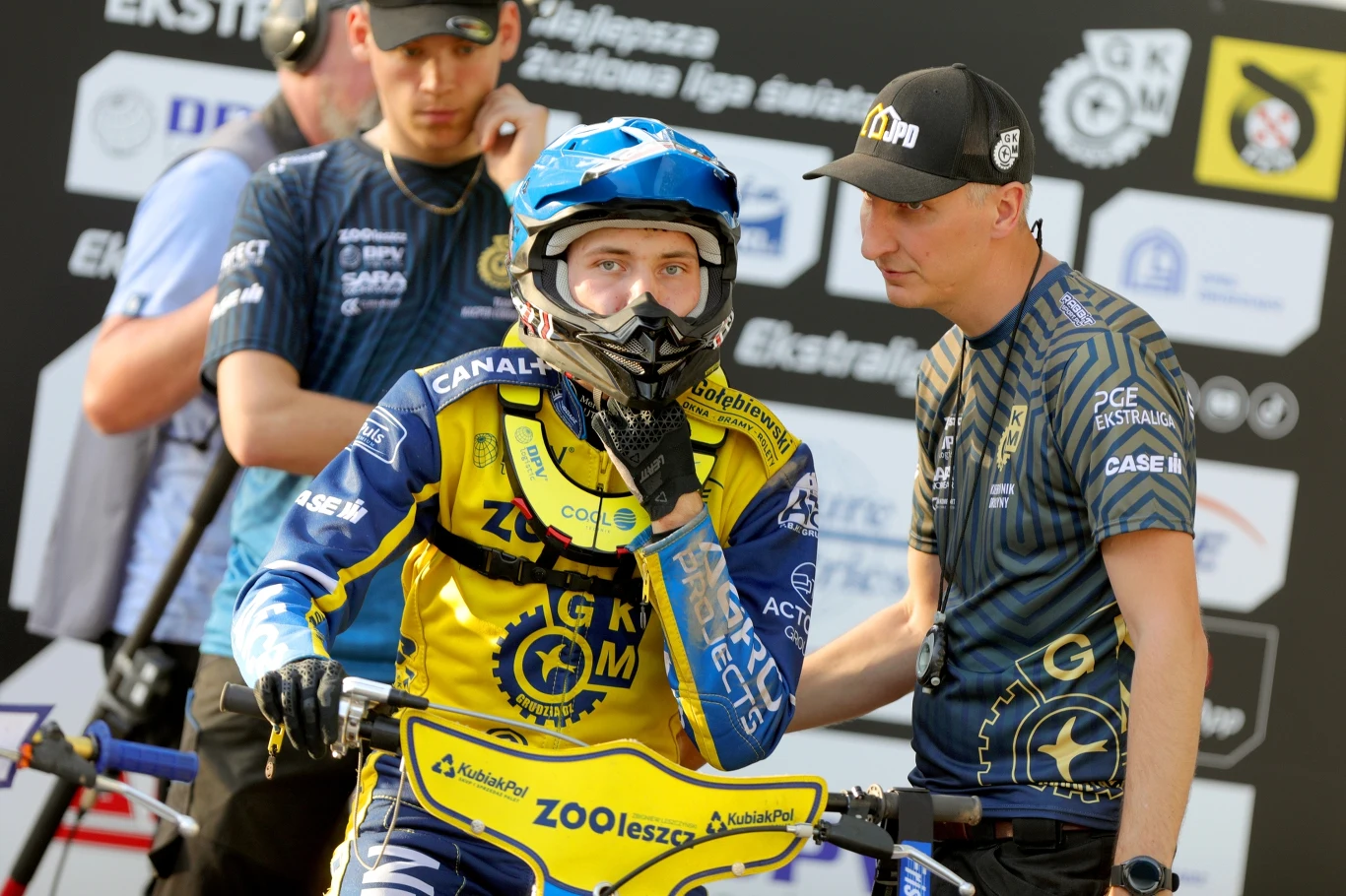 Kacper Łobodziński gotowy do wyjazdu na tor. Obok Rafał Wojciechowski.