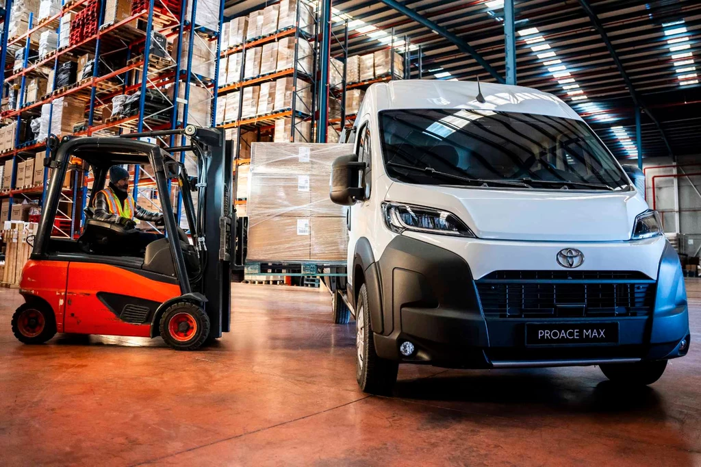 Toyota Proace Max to największy dostawczak w ofercie japońskiego producenta. I zarazem bliźniak aut z koncernu Stellantis.