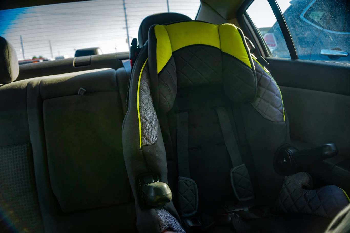 Organizując dalekie podróże samochodowe z małymi dziećmi, pamiętajmy o częstych postojach 