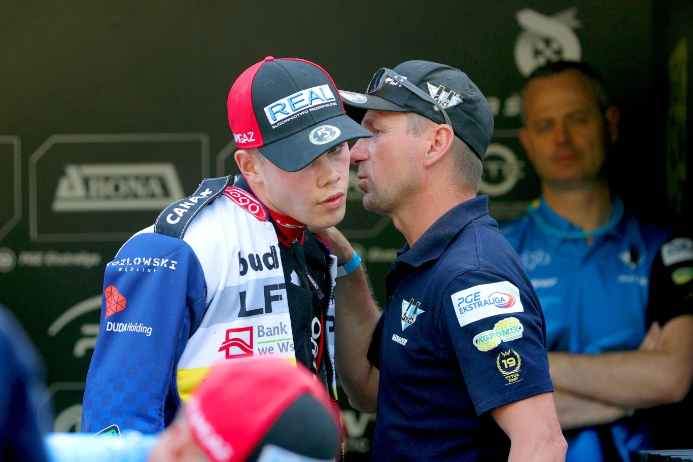 Damian Ratajczak w rozmowie z trenerem Rafałem Okoniewskim. Damian Ratajczak w rozmowie z trenerem Rafałem Okoniewskim.