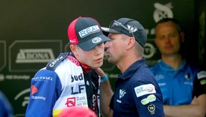 Damian Ratajczak w rozmowie z trenerem Rafałem Okoniewskim.