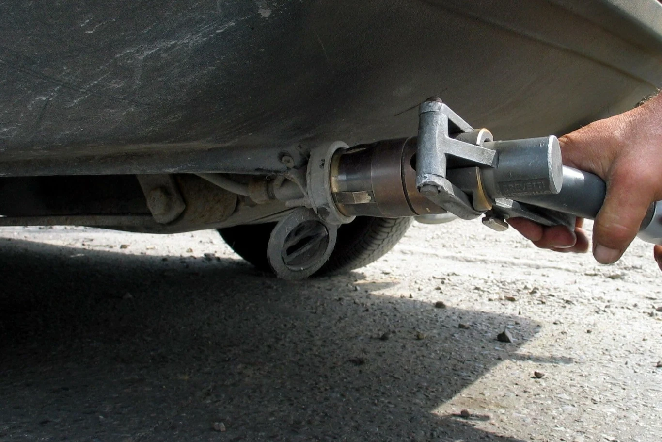 rzed tankowaniem warto założyć specjalne rękawiczki ale nie foliowe, tylko najlepiej własne - na niektórych stacjach są również dostępne specjalne okulary ochronne.