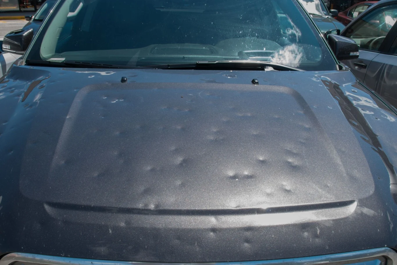 Czy każdy właściciel auta może liczyć na odszkodowanie z polisy? Czy auto, które padło ofiarą gradobicia, można naprawić?