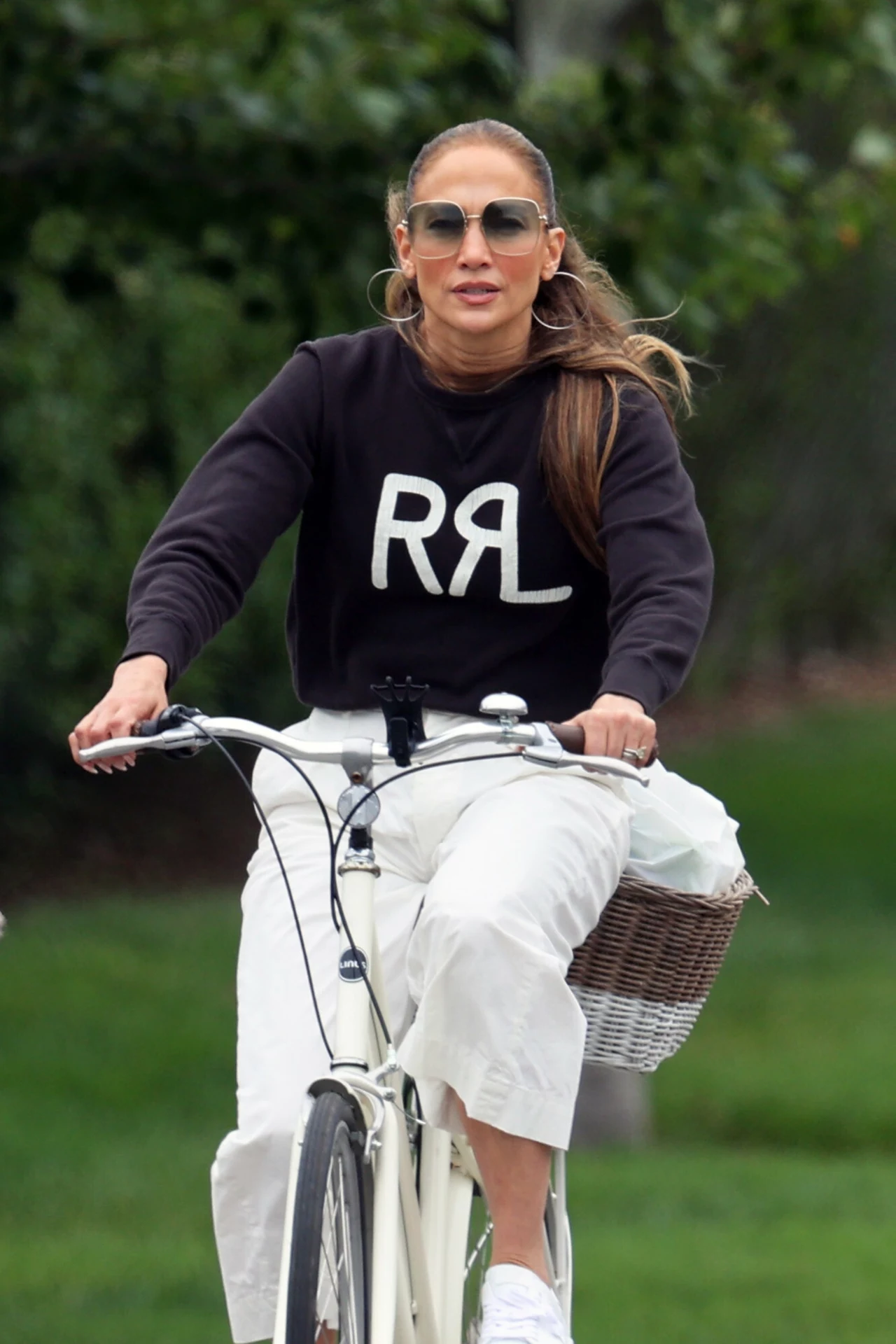 Jennifer Lopez w sportowej stylizacji 