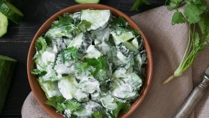 Jak zrobić letnią mizerię z kolendrą? 