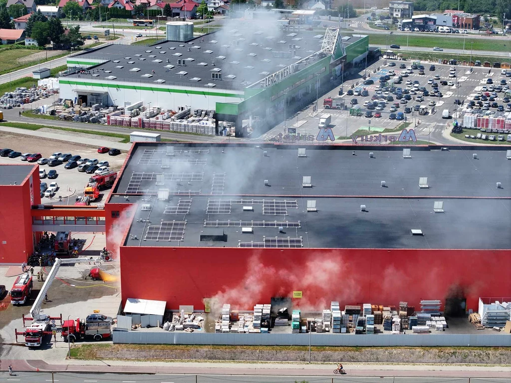 Ponad 100 strażaków walczy z pożarem marketu w Krośnie Ponad 100 strażaków walczy z pożarem marketu w Krośnie