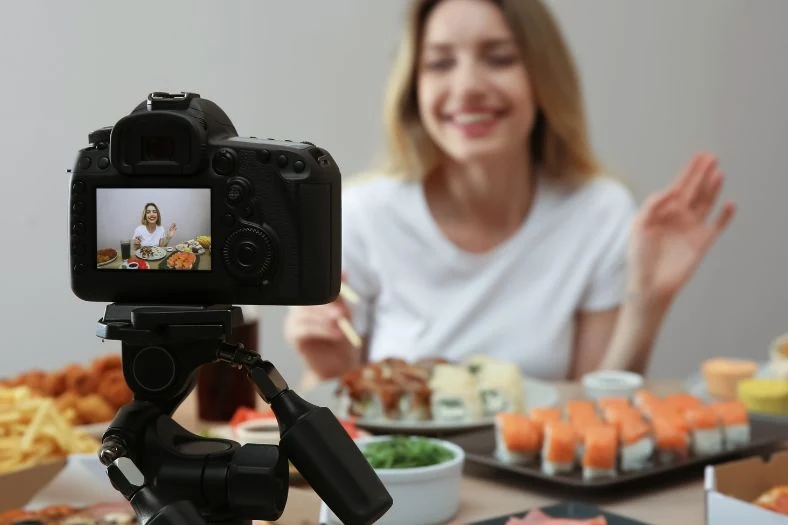 Fast food, niezdrowe jedzenie lub przesadnie duże porcje to obecnie domena mukbangów