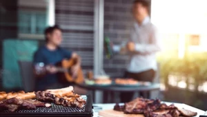 Stylowo i nowocześnie – jak zorganizować grill party na tarasie?