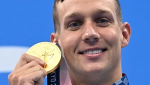 Caeleb Dressel z jednym ze swoich pięciu złotych medali olimpijskich z Tokio