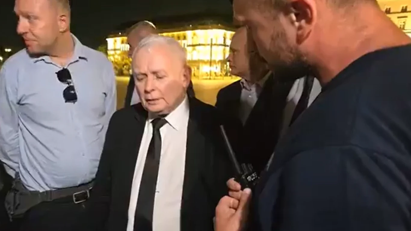 Prezes PiS Jarosław Kaczyński przed pomnikiem smoleńskim w Warszawie Prezes PiS Jarosław Kaczyński przed pomnikiem smoleńskim w Warszawie