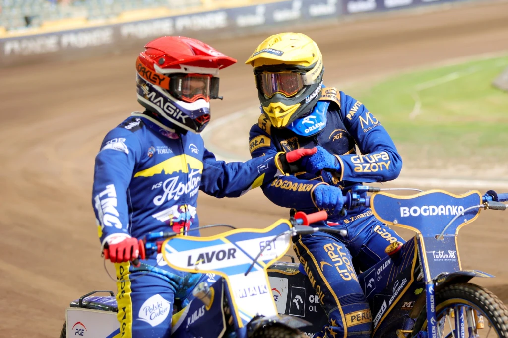 Emil Sajfutdinow i Bartosz Zmarzlik dziękują sobie za walkę na torze. Emil Sajfutdinow i Bartosz Zmarzlik dziękują sobie za walkę na torze.
