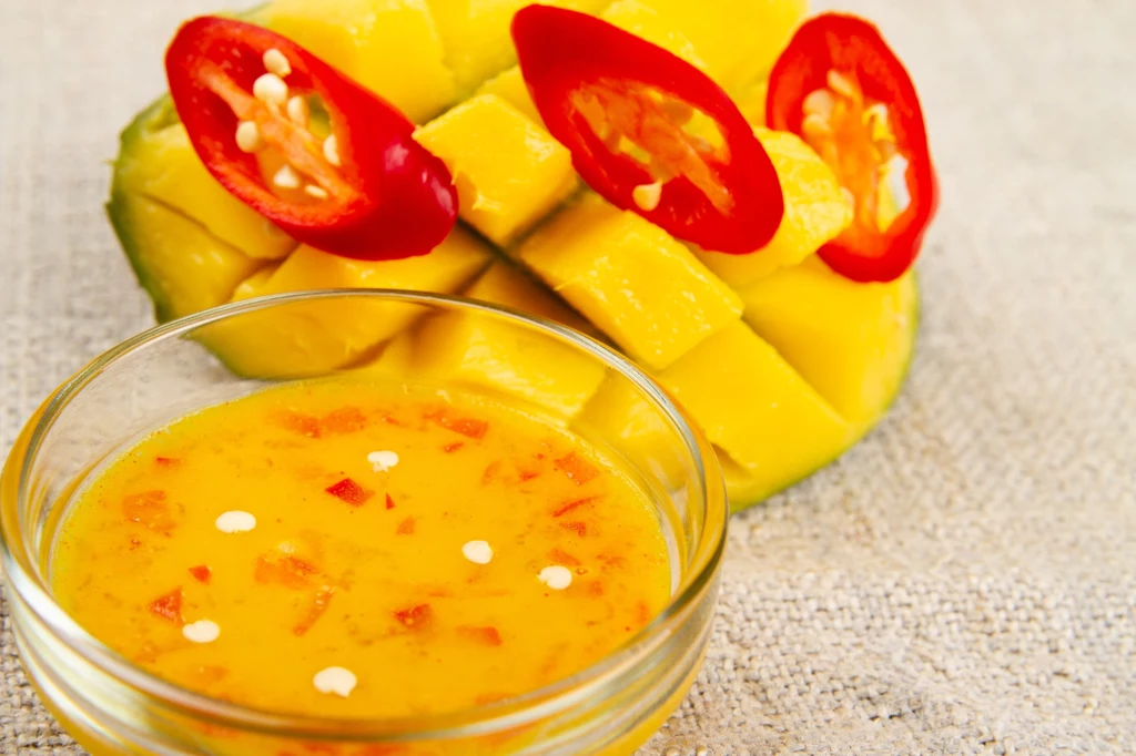 Sałatka tajska na bazie mango doskonale smakuje doprawiona świeżym chilli