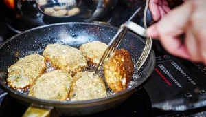 Kotlety mielone rozpadają się podczas smażenia? Winny jest ten składnik 