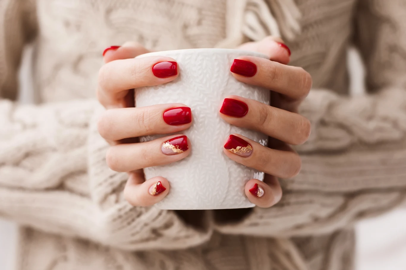 Czerwone odcienie lakierów hybrydowych oferują wiele możliwości stylizacyjnych Czerwone odcienie lakierów hybrydowych oferują wiele możliwości stylizacyjnych