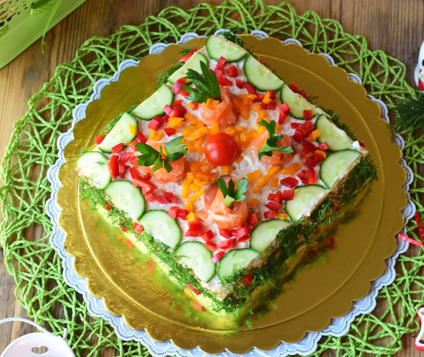 Tort kanapkowy składa się z trzech warstw chleba i trzech past Tort kanapkowy składa się z trzech warstw chleba i trzech past