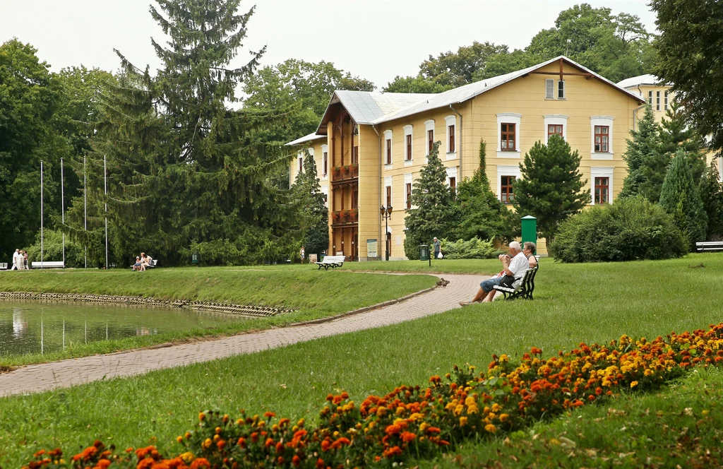 Nadchodzą zmiany w kwalifikowaniu i kierowaniu do uzdrowisk. Na zdjęciu Park Zdrojowy w Nałęczowie i budynek sanatorium Książę Józef