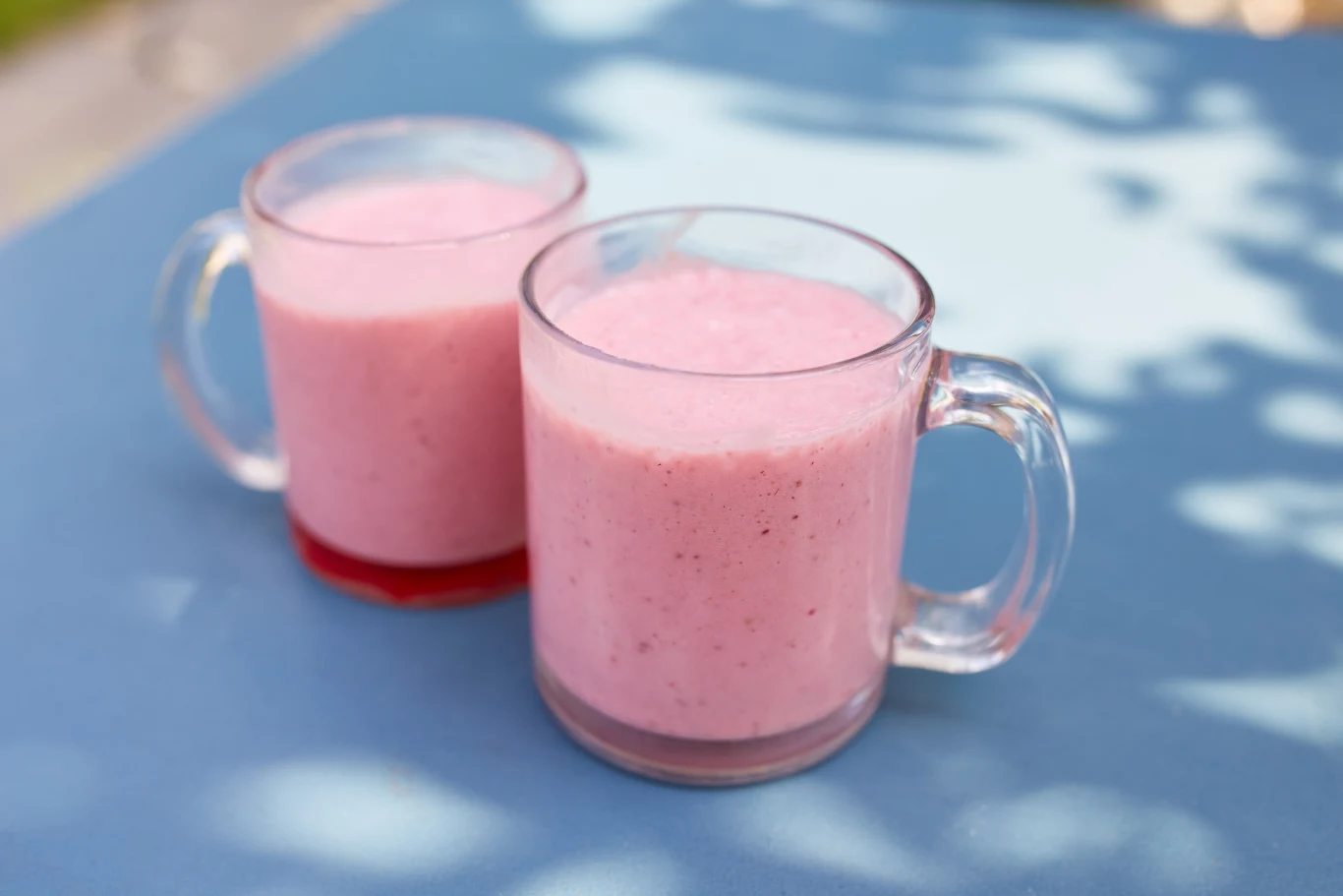 Maślanka z owocami świetnie nawodni i orzeźwi organizm