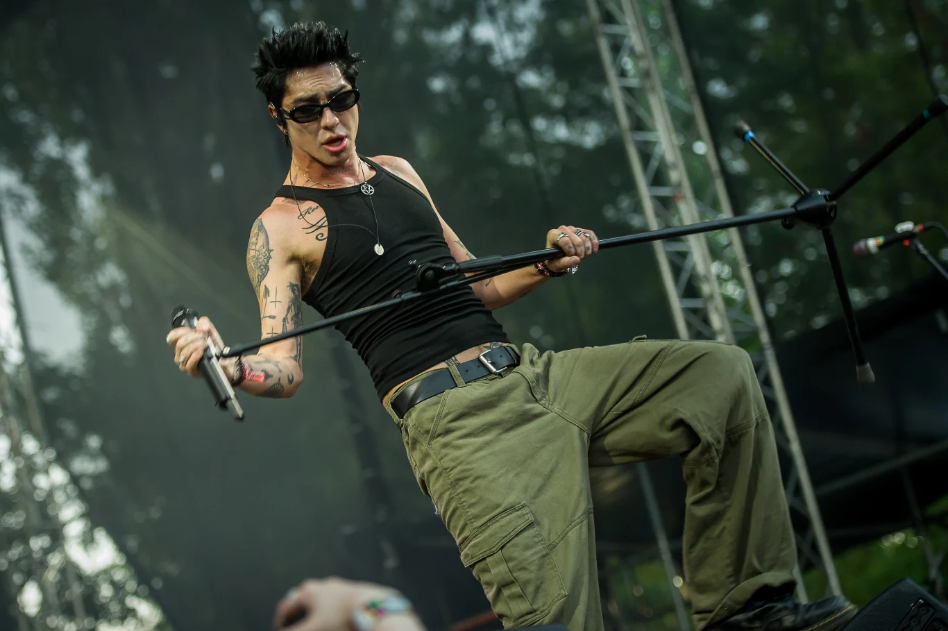 Palaye Royale Palaye Royale rozpoczną światową trasę koncertem w Warszawie 9 marca 2027 roku. Zespół promuje album „Amsterdamage” wydany przez Sumerian Records.