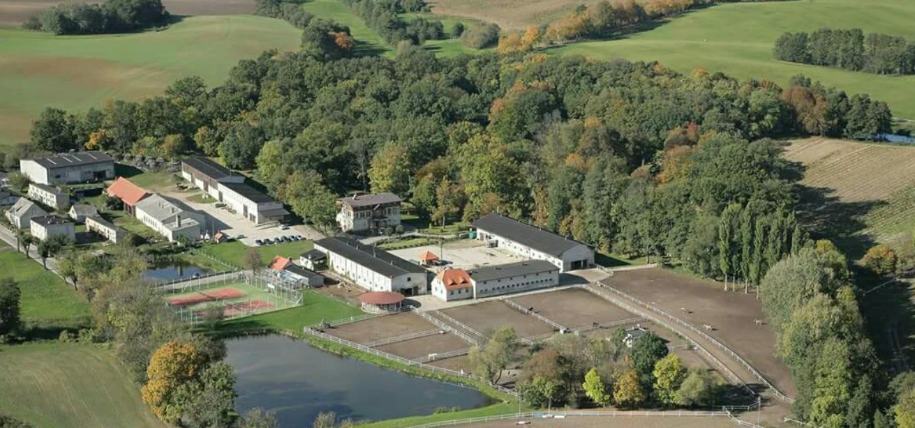 W skład nieruchomości wchodzi m.in. dworek, park, pastwiska oraz staw. Źródło: Facebook @Ośrodek Jeździecki - Dworek Jeziorki