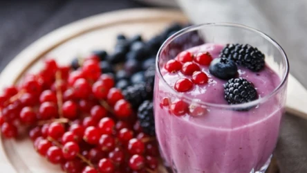 Maliny i borówki to pyszne połączenie. Przygotuj z ich dodatkiem smoothie na śniadanie