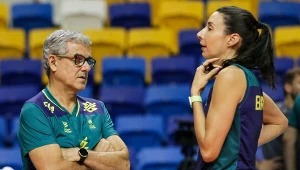 Trener brazylijskich siatkarek Ze Roberto Guimaraes i jego asystentka techniczna Sheilla Castro