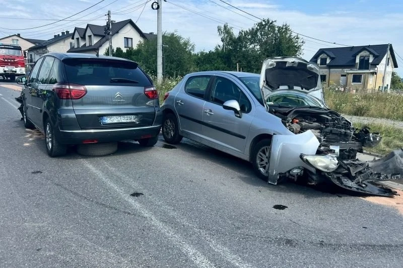 W wyniku zderzenia Peugeota z Citroenem pięć osób trafiło do szpitala.