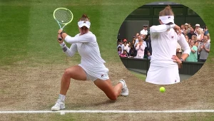 Barbora Krejczikova w akcji podczas Wimbledonu 2024. Na fotografii w kółku emocjonalna reakcja tenisistki po meczu z Jeleną Rybakiną