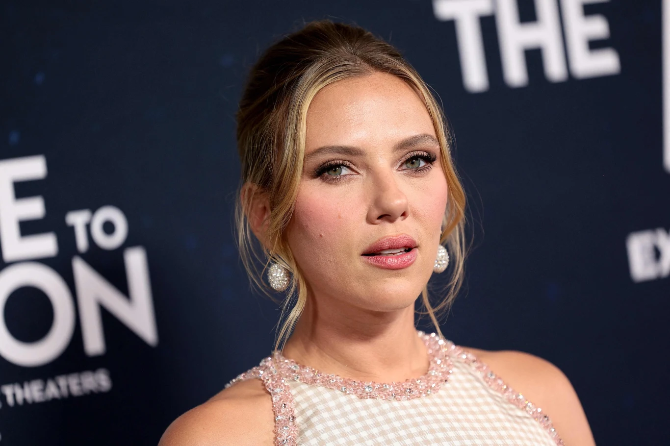 Scarlett Johansson zaprezentowała się w wyjątkowej kreacji. Może to być idealna sukienka na wesele.