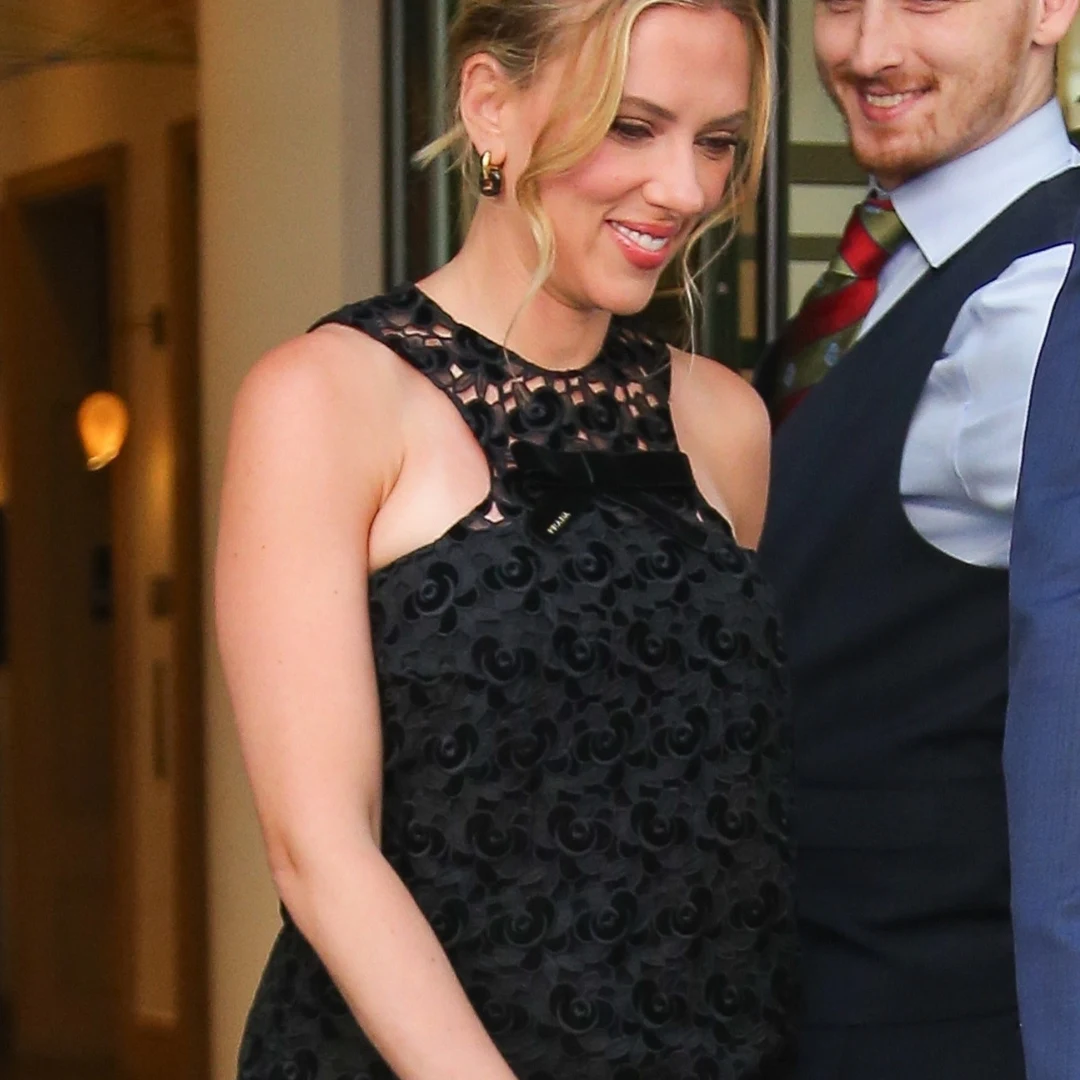 Mała czarna w stylu Scarlett Johansson może być dobrym wyborem na wesele.